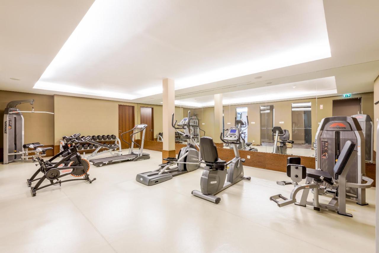拉戈芒塔格别墅瑙酒店 蒙塔吉尔 外观 照片 The image shows a modern gym interior featuring various exercise equipment. On the left, there are free weights and weight benches. In the center, there are multiple machines, including a stationary bike and an elliptical. The space is well-lit with 