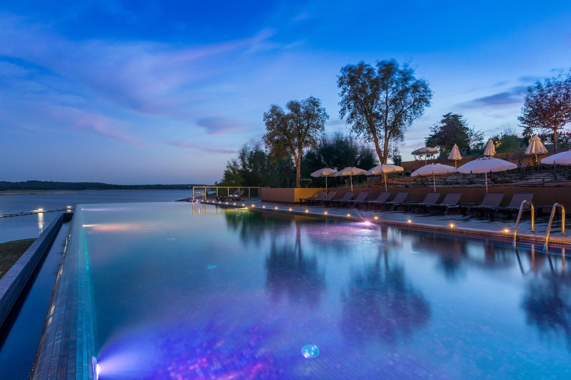 拉戈芒塔格别墅瑙酒店 蒙塔吉尔 外观 照片 The pool at the hotel